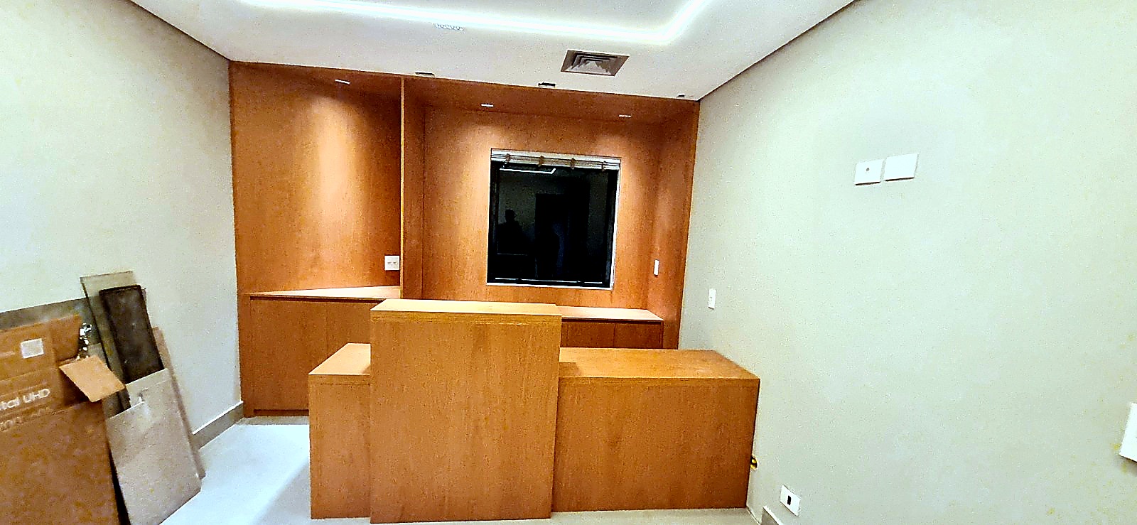 Recepção comercial com balcão em marcenaria planejada