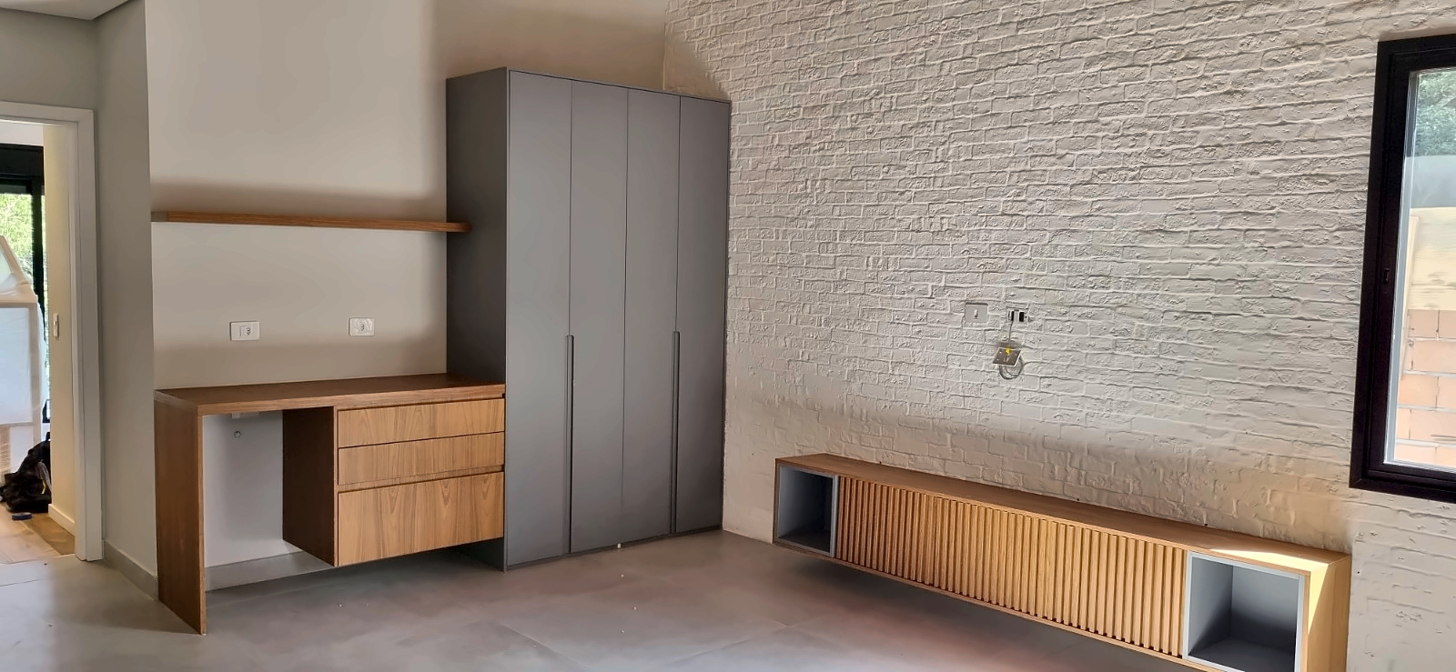 Quarto planejado com guarda-roupa, escrivaninha e rack